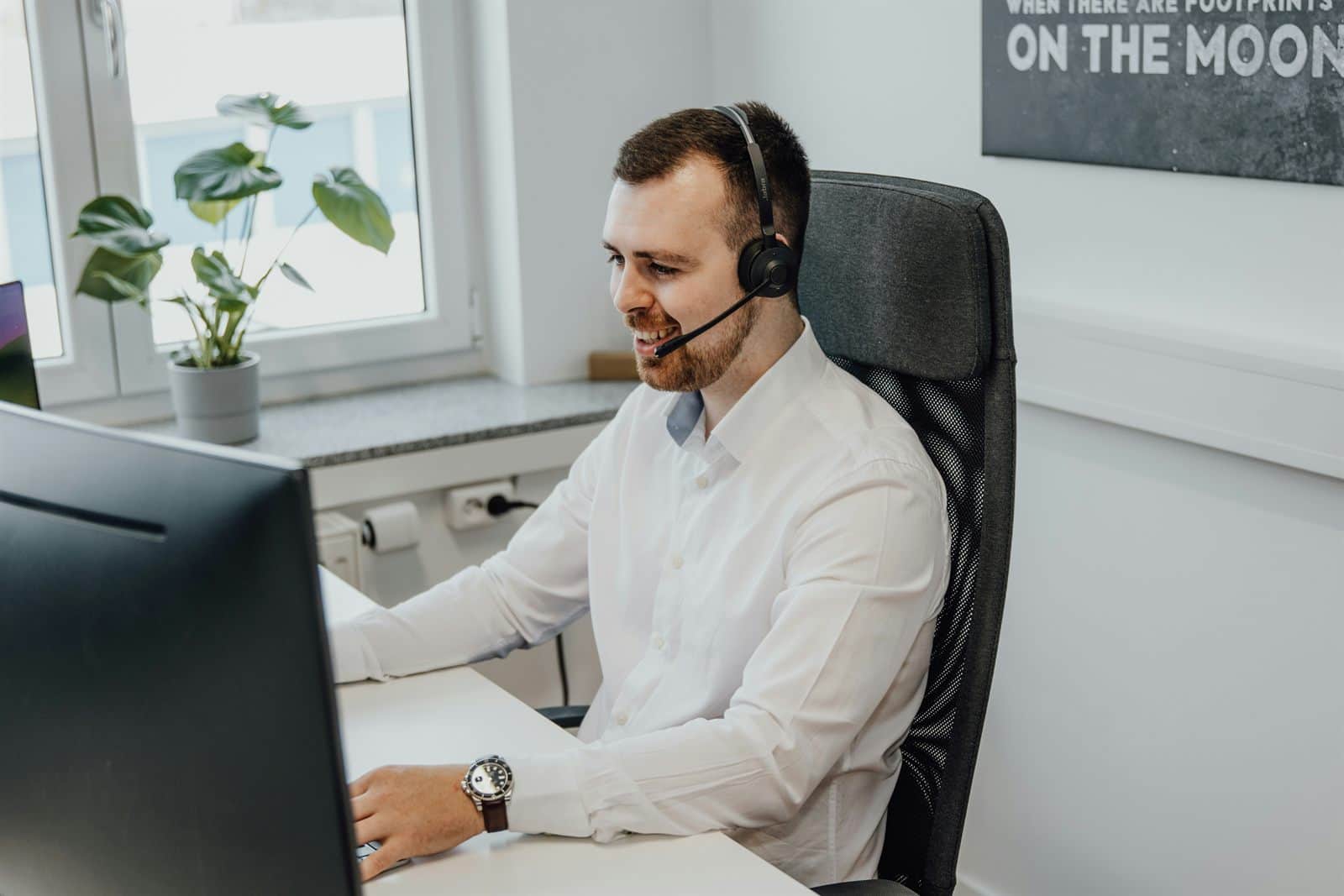 A friendly call center agent with a headset, representing AI voice assistance.